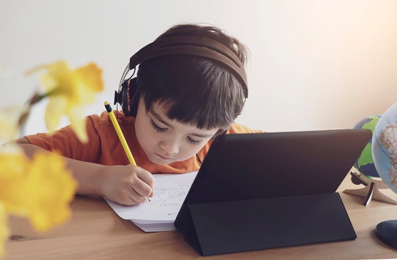آموزش آنلاین- مشکلات آموزش آنلاین به کودکان- چالشهای تدریس مجازی- دردسرهای کلاس آنلاین